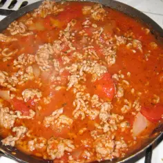Szybki sos do spaghetti z pomidorami z puszki, który zachwyci smakiem