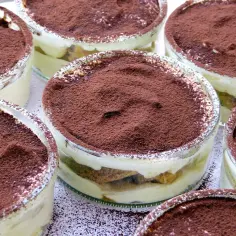 Tiramisu co to znaczy? Poznaj znaczenie i historię tego deseru
