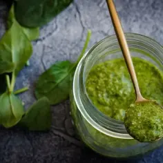 Jakie orzechy do pesto? Odkryj najlepsze alternatywy i smaki