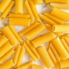 Penne czy rigatoni? Odkryj różnice i idealne zastosowania
