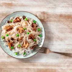 Makaron konjac z pieczarkami i groszkiem, idealny do lekkich posiłków. Inspiracja na zdrowe przepisy.