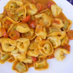 Jaki sos do tortellini ze szpinakiem i ricottą? Odkryj najlepsze przepisy