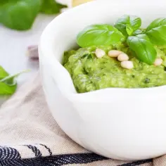 Co to jest pesto zielone? Odkryj sekrety smaku i przepisy
