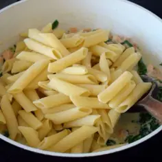Penne al salmone: prosty przepis na pyszne danie z łososiem