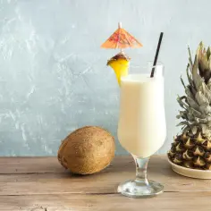 Pyszny koktajl Pina Colada, z ananasem i kokosem, idealny na letnie orzeźwienie. Oto prosty pina colada przepis!