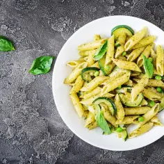 Co można dodać do makaronu z pesto, aby zachwycić smakiem?