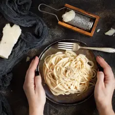 Jaki ser do spaghetti zamiast parmezanu? Odkryj pyszne alternatywy