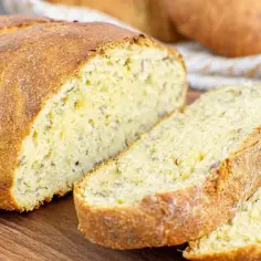 Pyszny, domowy chleb bez glutenu z chrupiącą skórką i miękkim wnętrzem, pokrojony na kromki.