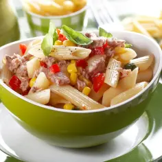 Prosta sałatka z makaronem penne i szynką, która zachwyci smakiem