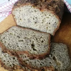 Domowy chleb keto, pokrojony na kromki, z chrupiącą skórką i puszystym wnętrzem. Idealny na śniadanie.