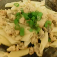Pyszny makaron penne z kurczakiem i pieczarkami w 30 minut