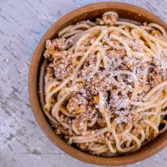 Ile gram makaronu spaghetti na osobę? Odkryj idealne porcje!