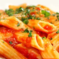 Penne al arrabbiata: prosty przepis na pikantny makaron, który zachwyca