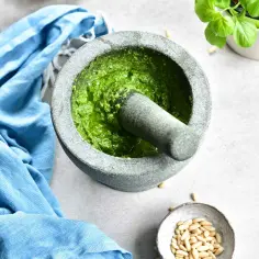 Jak zrobić zielone pesto w 5 prostych krokach - łatwy przepis