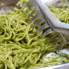 Co można zrobić z pesto? 10 pysznych pomysłów na wykorzystanie pesto