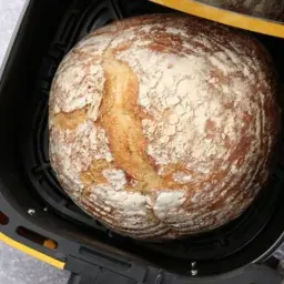 Chleb z airfryer, rumiany i pachnący, gotowy do podania. Idealny na szybkie śniadanie lub dodatek do obiadu.