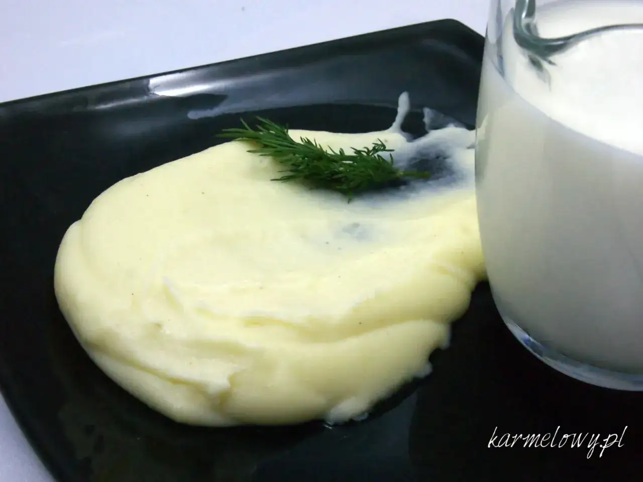 Puszyste puree ziemniaczane z koperkiem, obok szklanka mleka. Idealne, gdy zastanawiasz się, jak zrobić puree ziemniaczane.