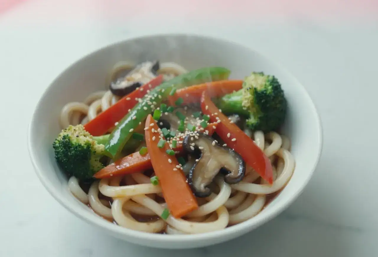 Pyszny makaron udon z warzywami: brokuły, marchewka, papryka i grzyby shiitake. Idealny przepis na szybki obiad.