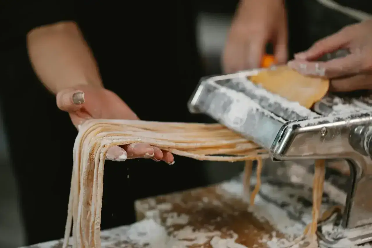 Ręcznie robiony, swojski makaron wychodzi z maszynki. Idealny przepis na domowe spaghetti.