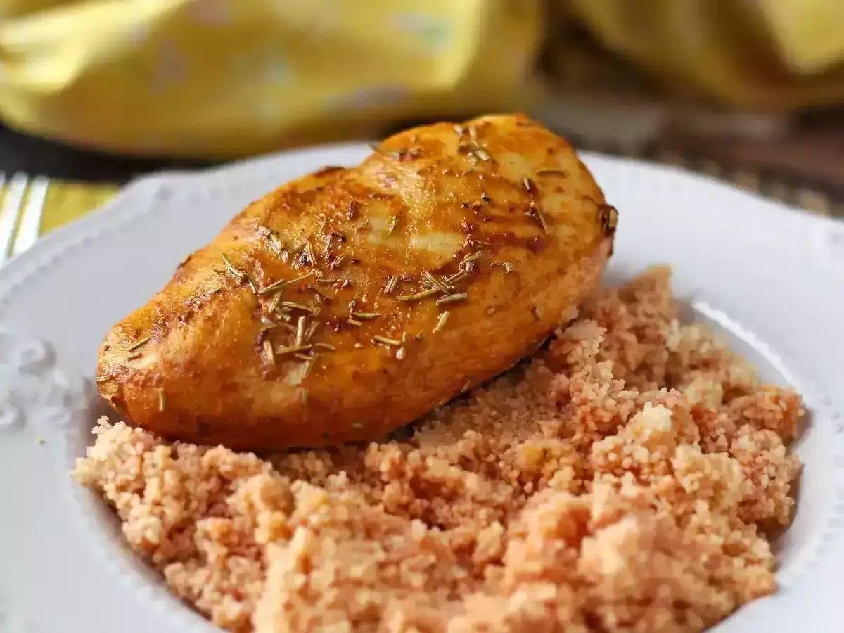 Soczysty kurczak z rozmarynem, idealny do przygotowania w airfryer, podany z kaszą kuskus.