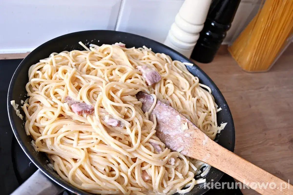 Pyszne spaghetti carbonara w patelni, z kawałkami boczku i kremowym sosem. Jaka śmietana do carbonary? Ta wygląda idealnie!