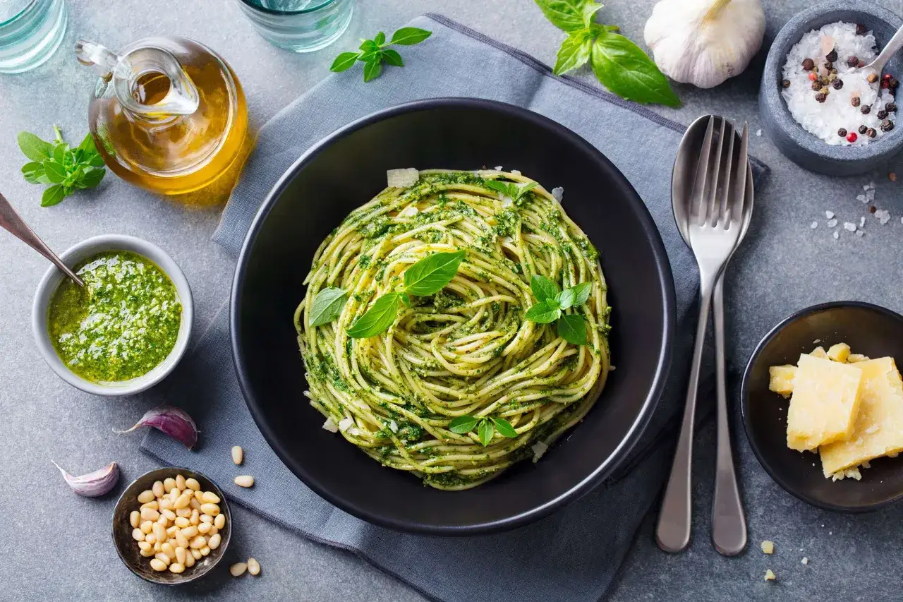 Zdjęcie Jak zrobić makaron z pesto - prosty przepis, który zachwyci smakami
