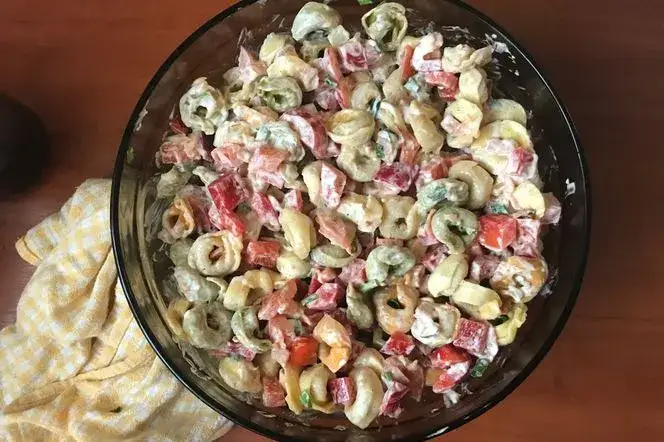 Kolorowa sałatka z tortellini i warzywami