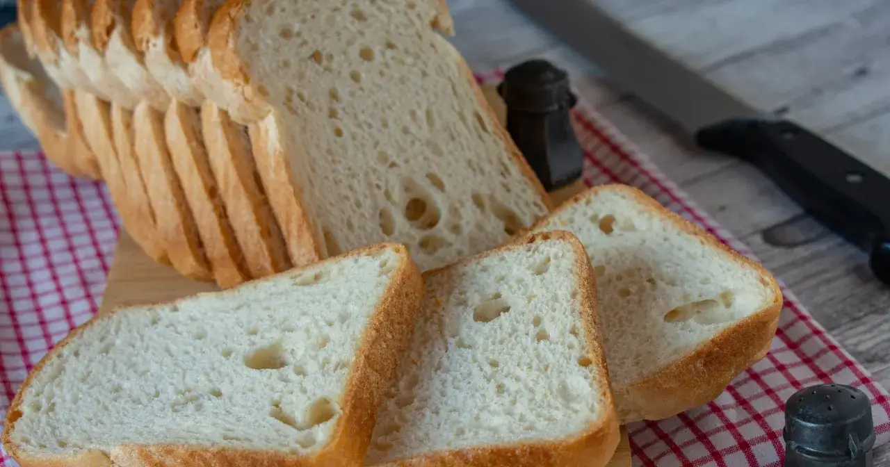 Pokrojony chleb bez glutenu, gotowy do podania. Miękki środek i lekko zarumieniona skórka.