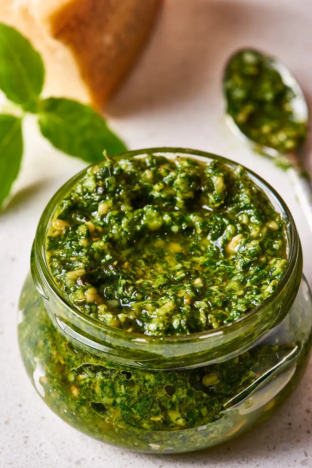 Zdjęcie Pesto co to? Odkryj sekrety składników i zastosowań tego sosu
