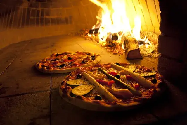 Zdjęcie Jak podgrzać pizzę w piekarniku, by nie straciła chrupkości i smaku