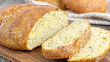 Pyszny, domowy chleb bez glutenu z chrupiącą skórką i miękkim wnętrzem, pokrojony na kromki.