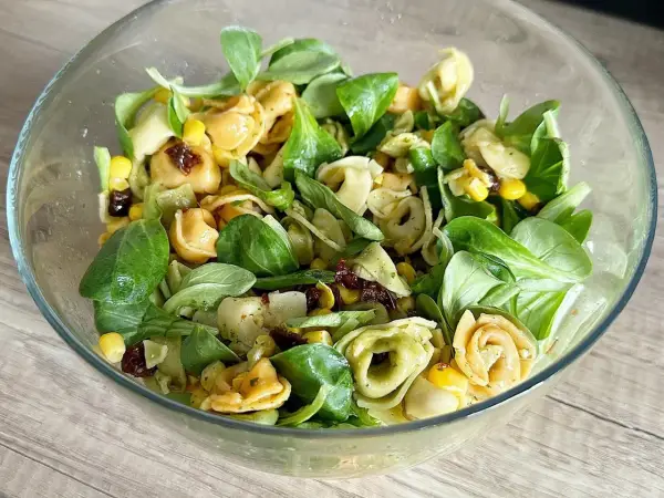 Jakie tortellini do sałatki wybrać, by zaskoczyć smakiem?