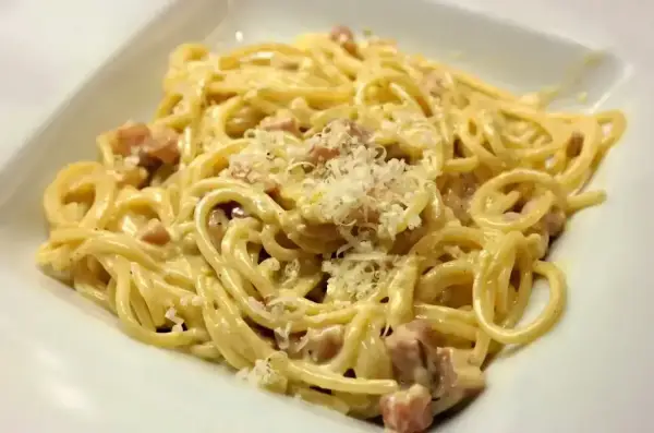 Carbonara ze śmietaną? Jaka śmietana do carbonary i jak zrobić sos?