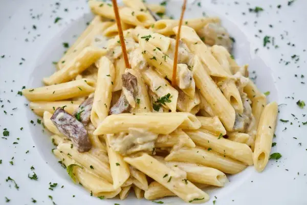 Penne z pieczarkami w sosie śmietanowym – prosty przepis na obiad