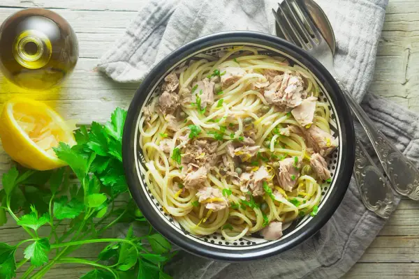 Szybkie spaghetti z tuńczykiem po włosku – prosta receptura na obiad