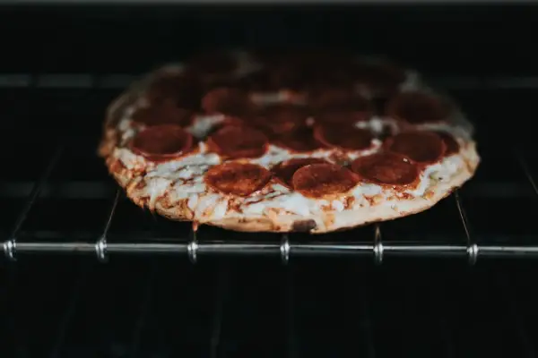 Na ile wstawic pizze do piekarnika, aby uniknąć zakalca?