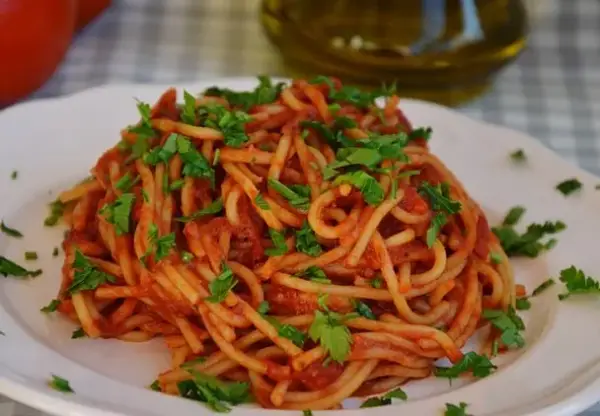 Jak przygotować sos do spaghetti z pomidorów na zimę, by cieszyć się latem?