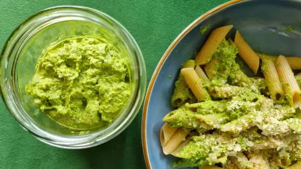 Pesto z liści rzodkiewki - Przepis na kremowy sos zero waste