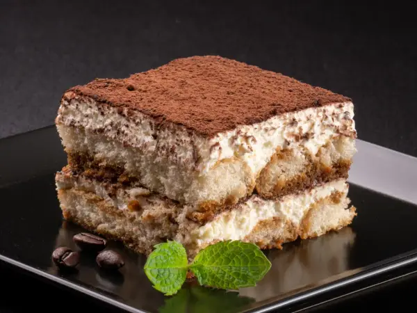Najprostsze tiramisu - przepis na kremowy deser bez pieczenia