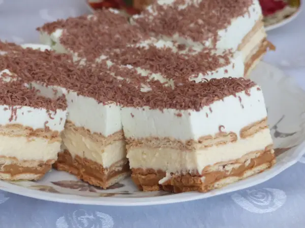 Tanie ciasto bez pieczenia z herbatnikami – Sprawdzony przepis!