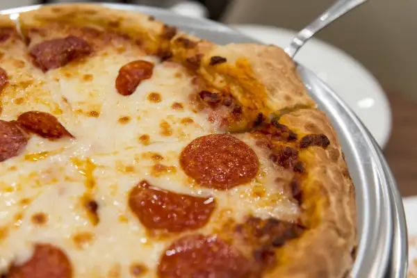 Czy mozzarella w zalewie nadaje się do pizzy? Oto co musisz wiedzieć