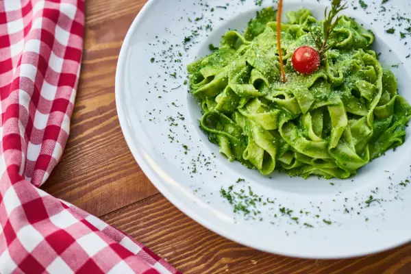 Jak zrobić makaron z pesto - prosty przepis, który zachwyci smakami