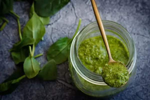 Jakie orzechy do pesto? Odkryj najlepsze alternatywy i smaki