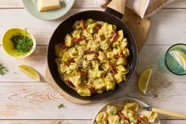 Tortellini z mięsem z czym jeść? Odkryj pyszne sosy i dodatki