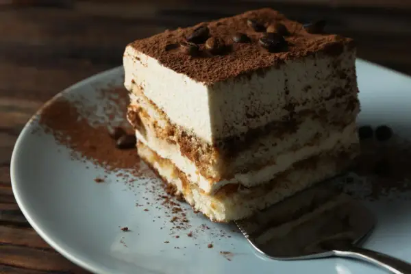 Czym można zastąpić likier amaretto w tiramisu, by nie stracić smaku?