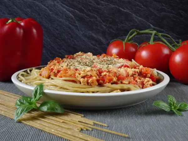 Pyszne spaghetti z tofu wędzonym – łatwy przepis na wegańskie danie