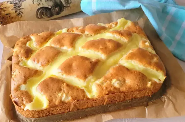Wilgotne ciasto jogurtowe z budyniem - przepis na idealne!