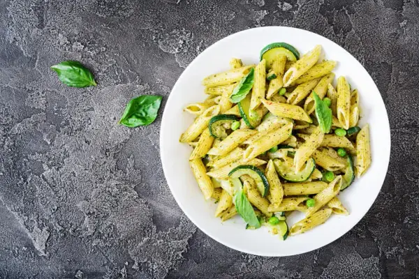 Co można dodać do makaronu z pesto, aby zachwycić smakiem?