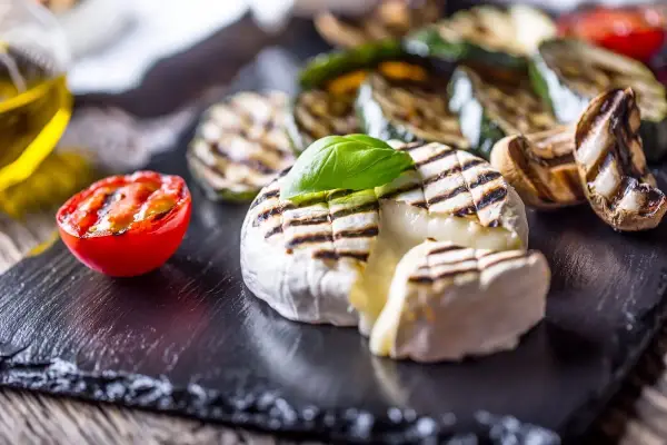 Grillowany camembert - Jak zrobić idealny, kremowy ser?