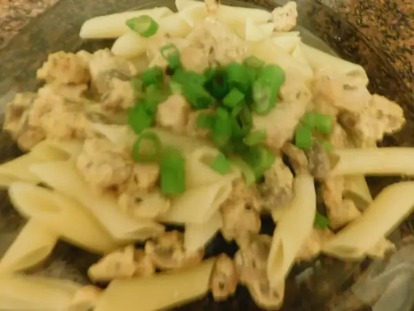 Pyszny makaron penne z kurczakiem i pieczarkami w 30 minut